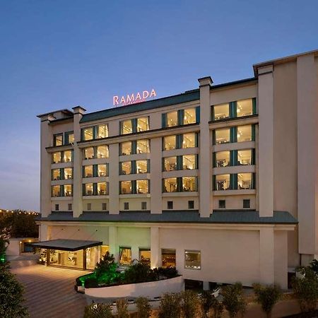 Отель Ramada By Wyndham New Delhi Pitampura Экстерьер фото