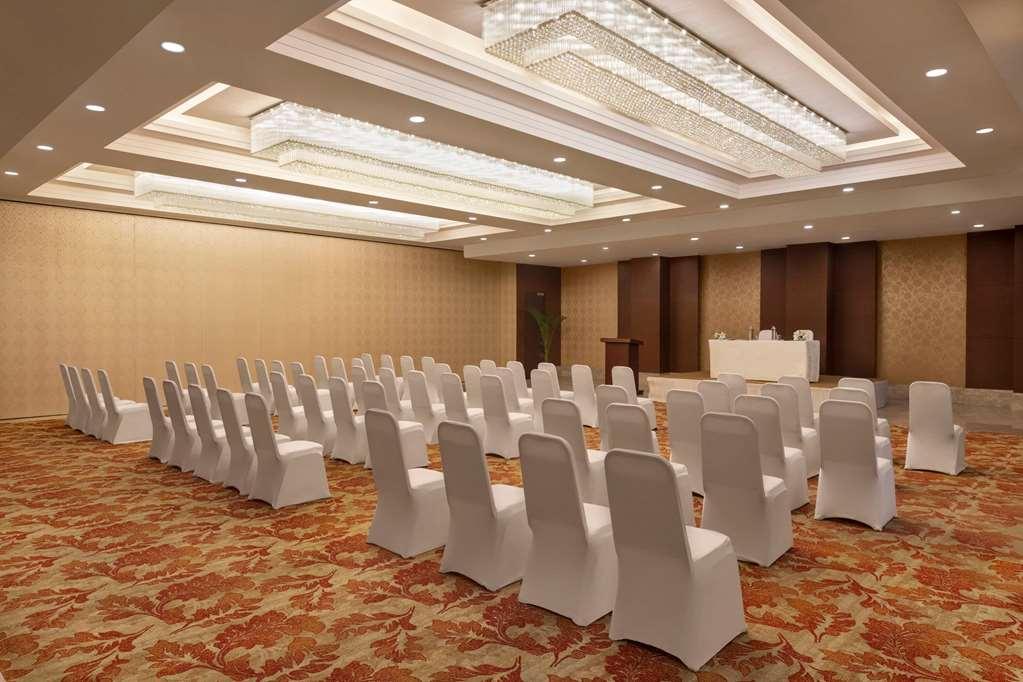Отель Ramada By Wyndham New Delhi Pitampura Удобства фото