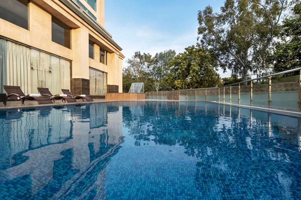 Отель Ramada By Wyndham New Delhi Pitampura Удобства фото