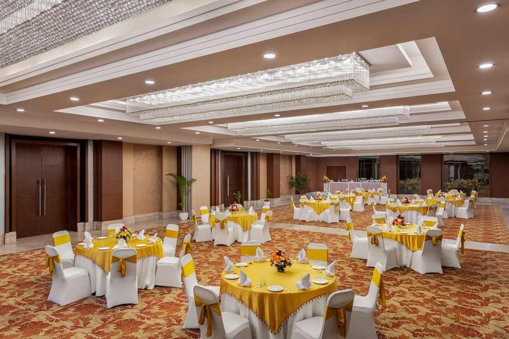 Отель Ramada By Wyndham New Delhi Pitampura Удобства фото