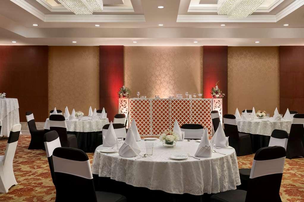 Отель Ramada By Wyndham New Delhi Pitampura Удобства фото