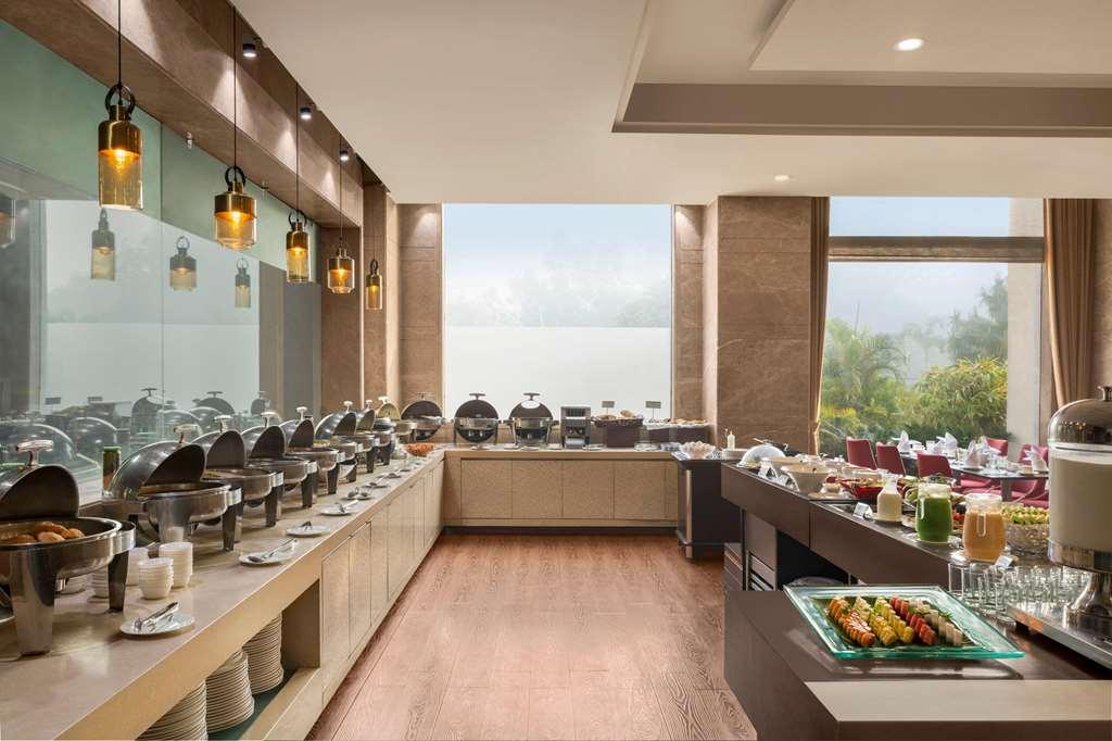 Отель Ramada By Wyndham New Delhi Pitampura Ресторан фото