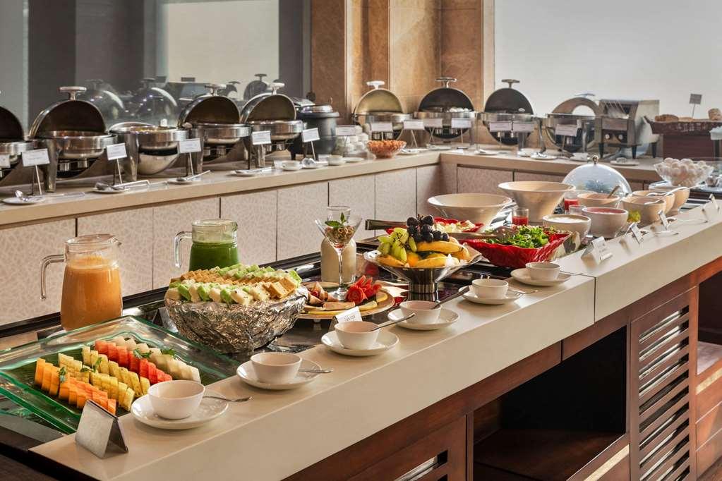Отель Ramada By Wyndham New Delhi Pitampura Ресторан фото