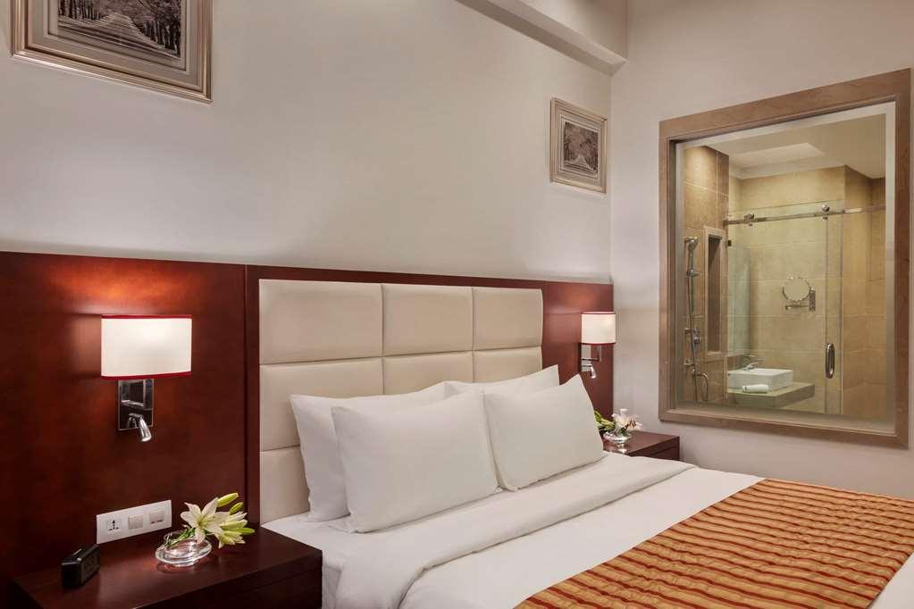 Отель Ramada By Wyndham New Delhi Pitampura Номер фото