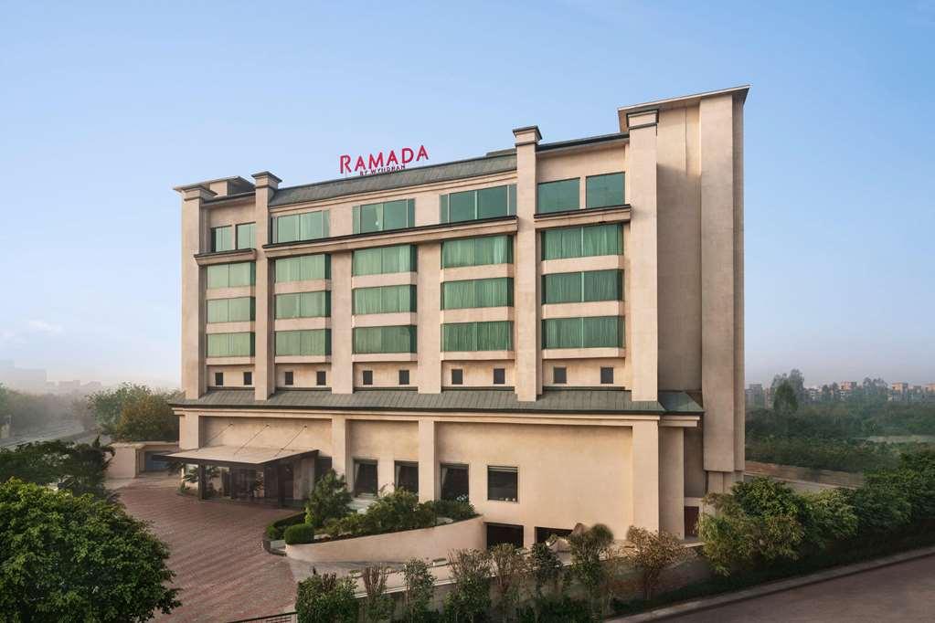 Отель Ramada By Wyndham New Delhi Pitampura Экстерьер фото