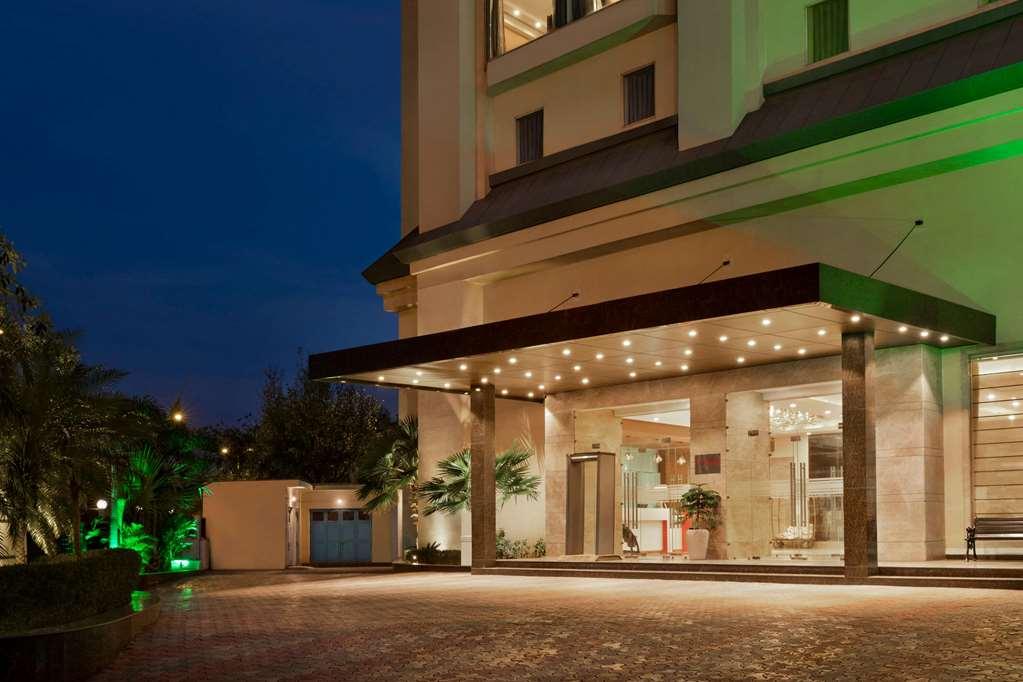 Отель Ramada By Wyndham New Delhi Pitampura Экстерьер фото