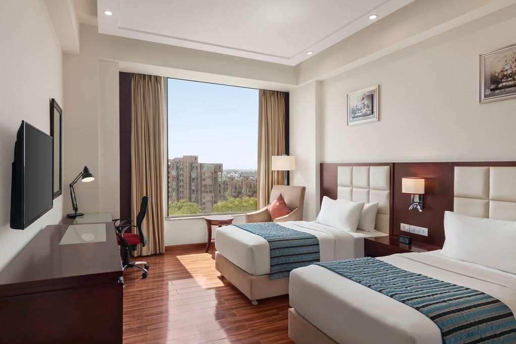 Отель Ramada By Wyndham New Delhi Pitampura Номер фото