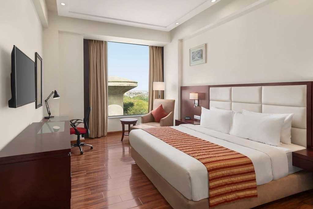 Отель Ramada By Wyndham New Delhi Pitampura Номер фото