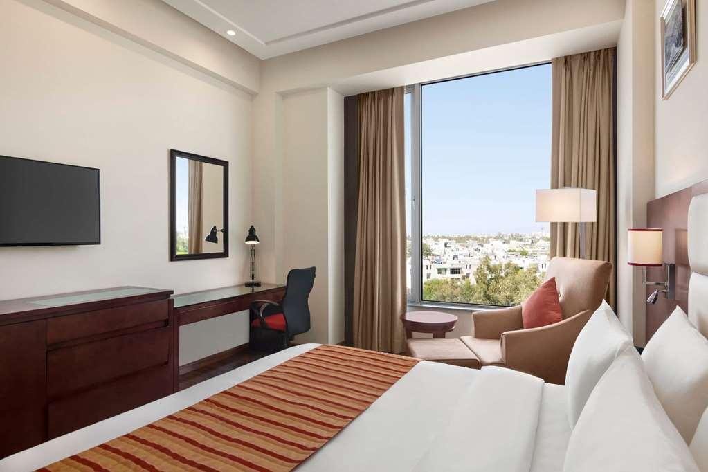 Отель Ramada By Wyndham New Delhi Pitampura Номер фото