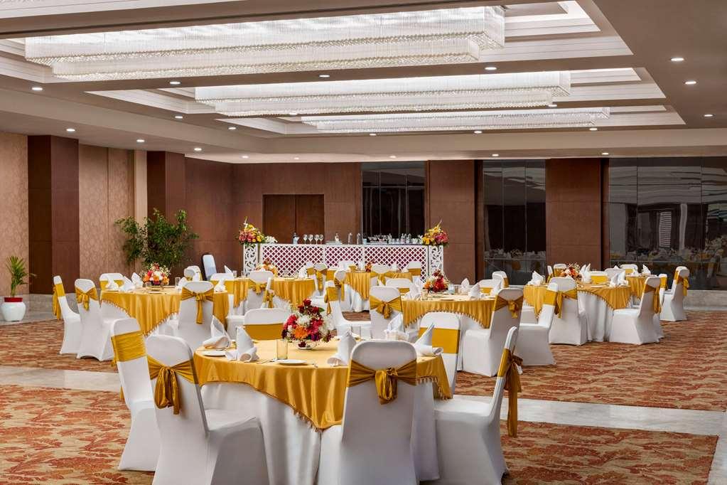 Отель Ramada By Wyndham New Delhi Pitampura Удобства фото