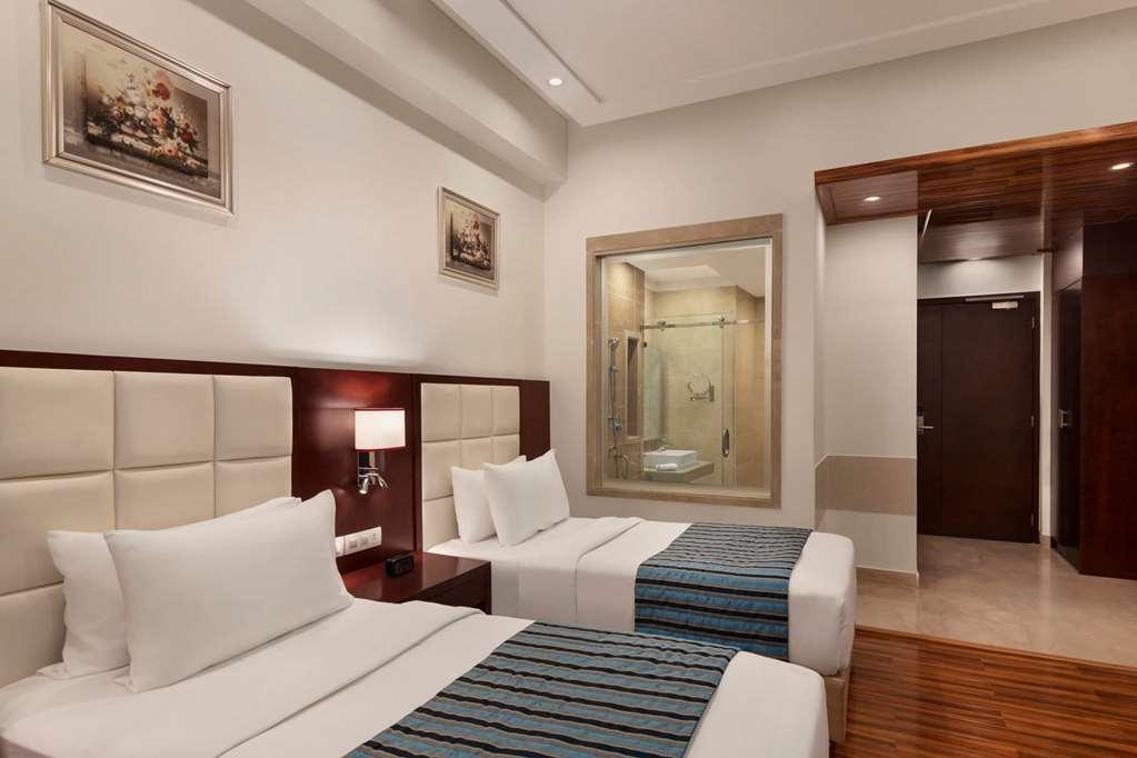 Отель Ramada By Wyndham New Delhi Pitampura Номер фото